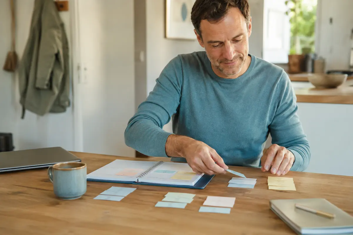 Homme organisant ses priorit&eacute;s pour all&eacute;ger sa surcharge mentale